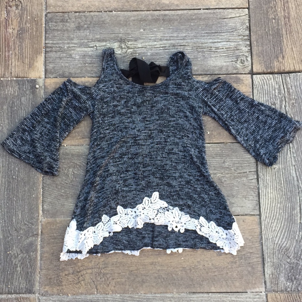 {Moa Moa}Juniors Size S ColdShoulder Knit Top